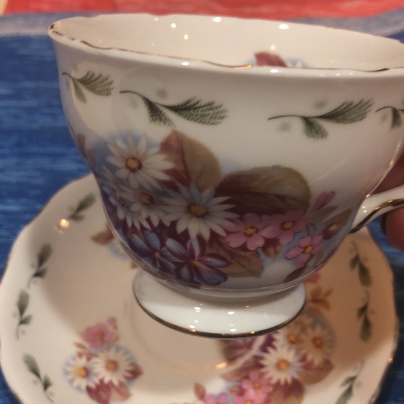 Colclough Bone China Tea cup and saucer - Picture 3 of 7
